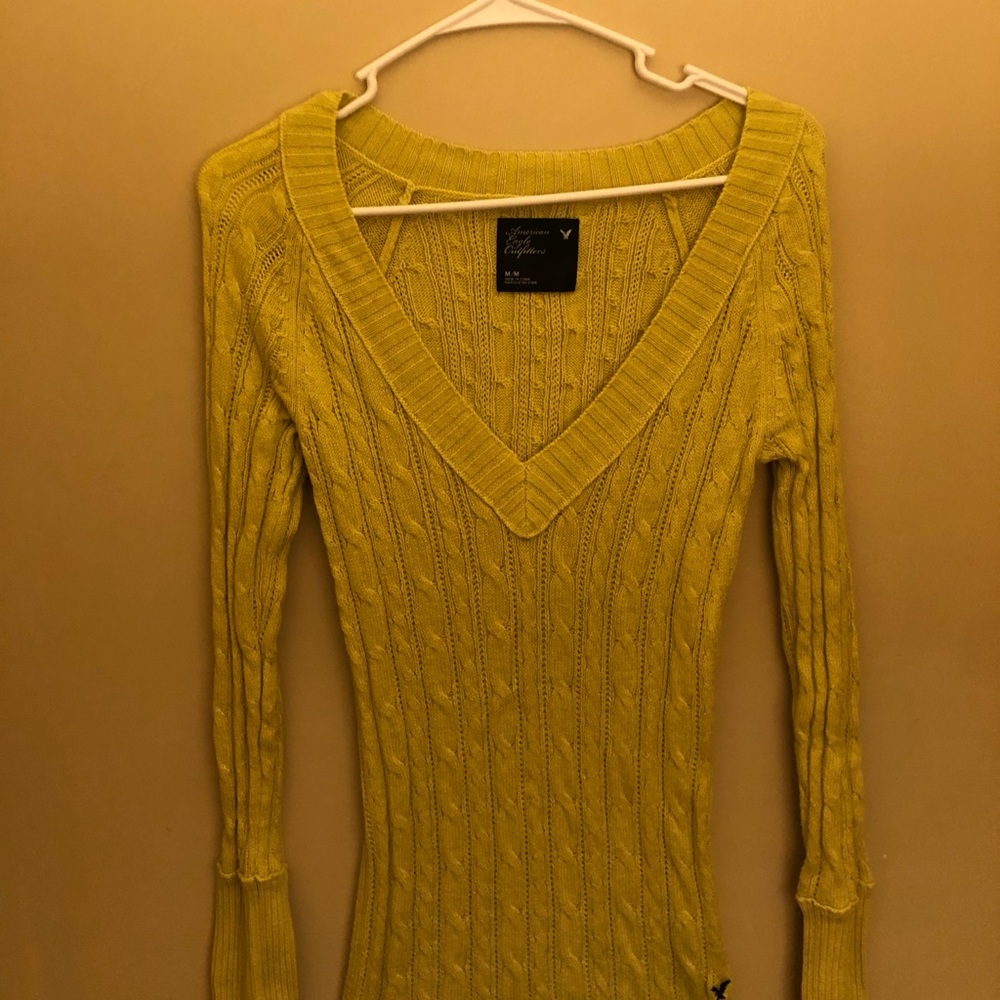 American Eagle Women’s long sleeve sweater. Size M.